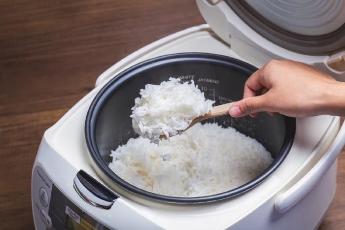 Các chuyên gia khuyến cáo người dùng chỉ nên bật chế độ giữ ẩm cơm từ 10-15 phút sau khi cơm chín trên nồi cơm điện. Ảnh: Sunhouse.