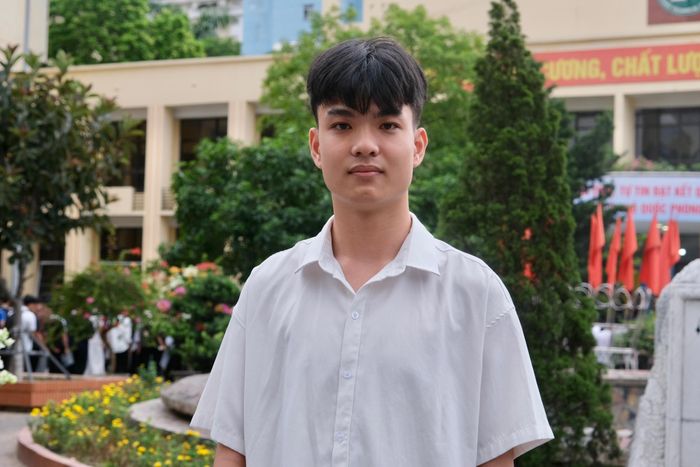  Trịnh Văn Hiếu trước giờ vào phòng thi. Ảnh: Ngọc Bích.