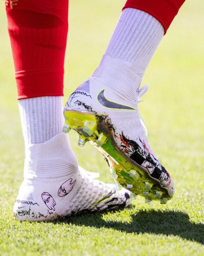 Đôi giày đá bóng Nike Hypervenom Phantom III được cá nhân hóa của cầu thủ tuyển Pháp Michael Olise.