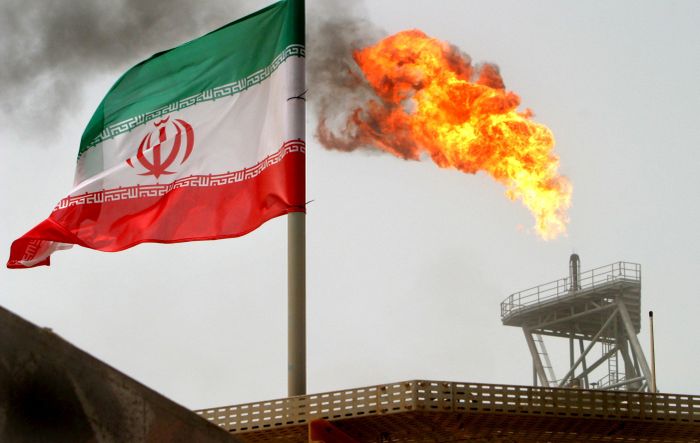 Điều khoản Iran sẽ được nối lại hoạt động xuất khẩu dầu mỏ được coi là một sự nhượng bộ bất ngờ. Ảnh: Reuters.