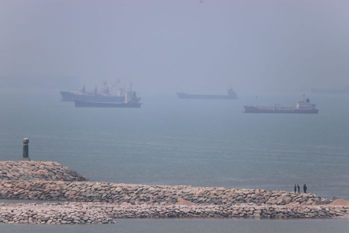  Eo biển Hormuz vẫn là một quân bài quan trọng của Iran khiến ông Trump dần xuống thang. Ảnh: Reuters.
