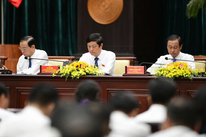  "Trong thời gian tới, thành phố đứng trước nhiều cơ hội phát triển nhưng cũng đối mặt với không ít thách thức. Nhiệm vụ đặt ra là phải tiếp tục phát huy các tiềm năng, lợi thế, sử dụng hiệu quả các nguồn lực, tập trung đầu tư hạ tầng, nâng cao chất lượng nguồn nhân lực, đẩy mạnh khoa học công nghệ, đổi mới sáng tạo và chuyển đổi số, tạo nền tảng cho sự phát triển nhanh và bền vững", Chủ tịch HĐND TP.HCM Võ Văn Minh bày tỏ. 