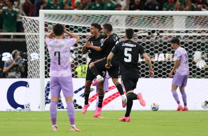  Việc Son chưa ghi dấu ấn tại World Cup 2026 khiến nhiều người bất ngờ, bởi anh vẫn được xem là niềm hy vọng lớn nhất của Hàn Quốc tại giải đấu. Với vai trò thủ lĩnh và kinh nghiệm dày dạn ở cấp độ quốc tế, Son được kỳ vọng sẽ là nhân tố tạo khác biệt trong những trận cầu lớn. 