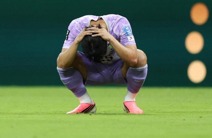 Eom Ji-sung ôm đầu thất vọng với màn trình diễn của đội nhà. Ảnh: Reuters.