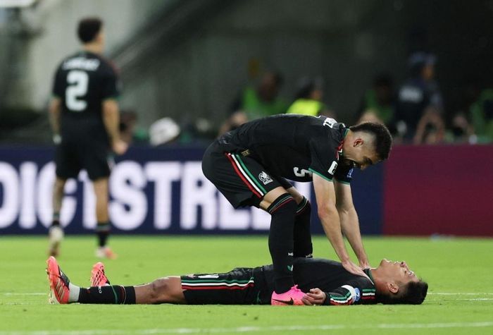 Các cầu thủ Mexico cũng đổ xuống sân nhưng với tâm thế hân hoan vì họ vừa trở thành đội đầu tiên góp mặt ở vòng tiếp theo của World Cup 2026, sau hai chiến thắng trước Nam Phi và Hàn Quốc. Ảnh: Reuters.