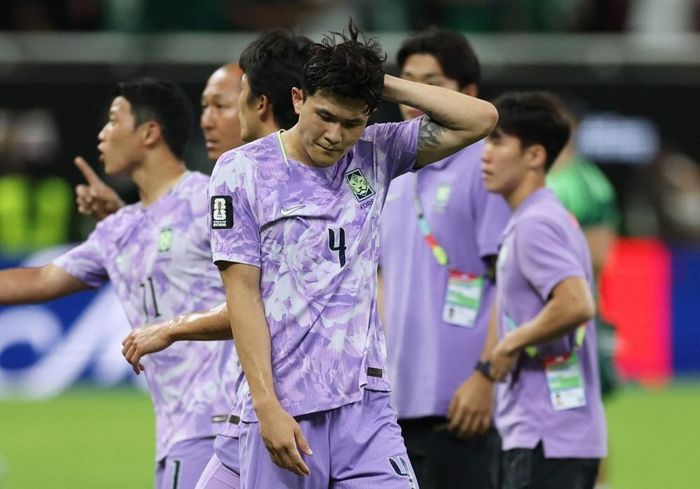 Kim Min-jae không thể giấu nổi thất vọng sau trận. Ảnh: Reuters.