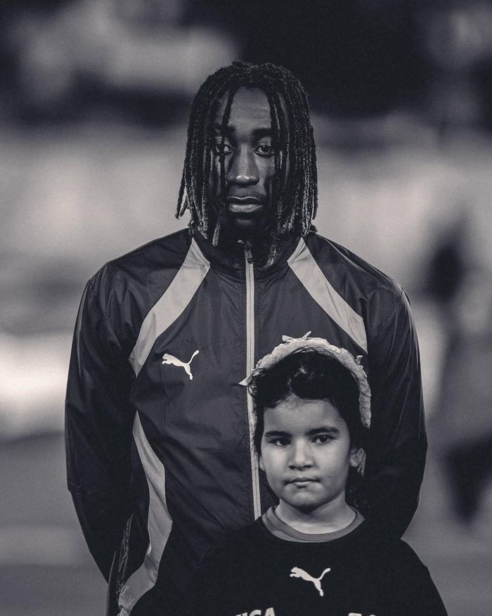  Tiền vệ 19 tuổi cảm thấy mất mát to lớn khi em gái đột ngột qua đời. 