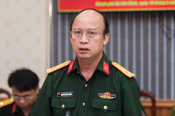  Đại tá Nguyễn Đình Chuẩn, Phó Chính ủy Bộ Tư lệnh TP.HCM, trong Hội nghị chiều 19/6. 
