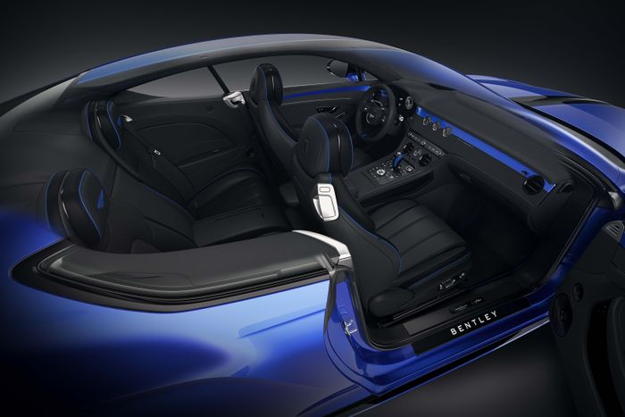  Phiên bản đầu tiên trong Bespoke Series Mulliner là Salerno Blue, vốn lấy cảm hứng từ vùng biển Salerno của Italy. Lớp sơn này pha trộn 3 sắc xanh khác biệt để tạo ra hiệu ứng sống động, nhiều lớp, gợi nhớ đến độ sâu của vùng biển Địa Trung Hải. 