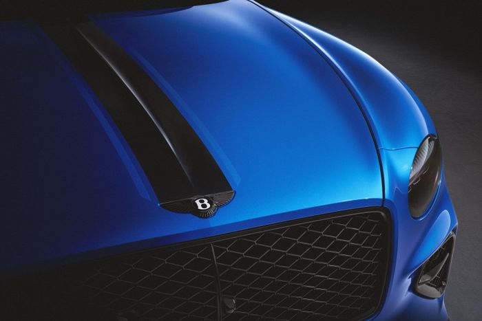  Bentley Continental GT S được trang bị cấu hình High Performance Hybrid, bao gồm động cơ V8 twin-turbo 4.0L, sản sinh công suất tối đa 680 mã lực và mô-men xoắn 930 Nm. 