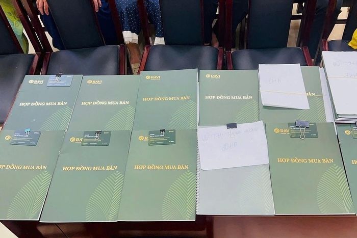  Các hợp đồng mua bán kỳ nghỉ của công ty Ravi - một trong 27 doanh nghiệp bị khởi tố. Ảnh: Công an cung cấp. 