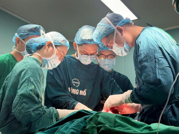  Các bác sĩ phẫu thuật cho bệnh nhi. 