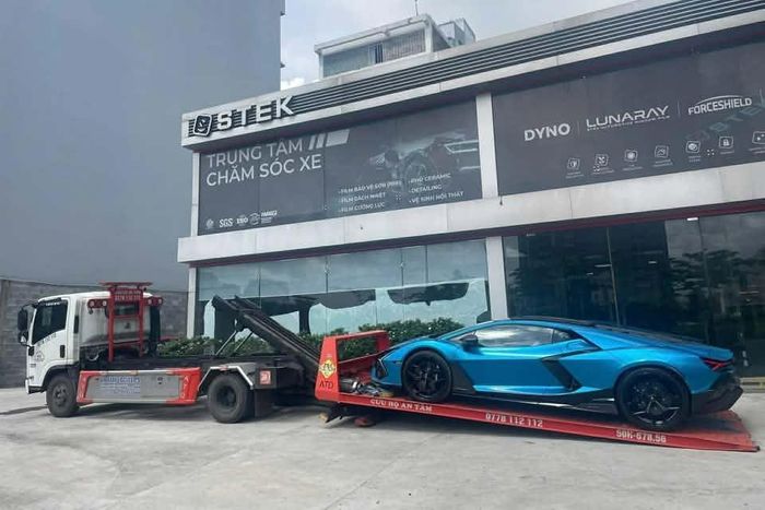 Chiếc Revuelto thứ 2 tại Việt Nam bất ngờ xuất hiện tại phường Cát Lái (TP.HCM). Chưa rõ siêu xe này có mặt tại Việt Nam theo nguồn chính hãng hay từ các đại lý tư nhân. Ảnh: Facebook