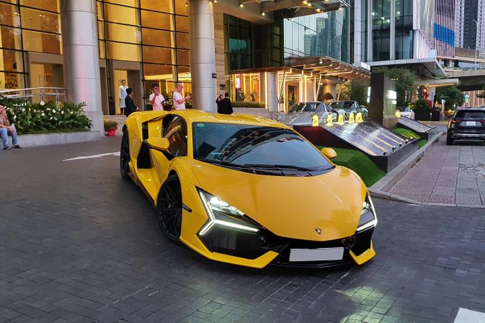 Chiếc Lamborghini Revuelto đầu tiên ra biển số tại Việt Nam đã được bắt gặp tại TP.HCM. Tại Việt Nam, mẫu siêu xe đầu bảng của thương hiệu đến từ Italy có mức giá khởi điểm từ 44 tỷ đồng. Ảnh: TNTBros