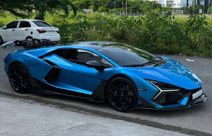 Sau khi được nâng cấp, siêu xe này đã sở hữu gói nâng cấp của hãng độ Duke Dynamics. Tuy nhiên, nhiều chi tiết vẫn chưa được hoàn thiện như nắp capo lấy cảm hứng từ Centenario. Ảnh: Tứ Lượng