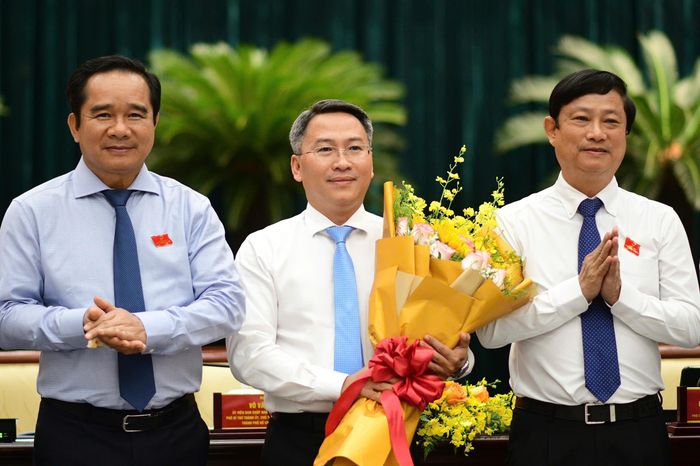 Ông Nguyễn Tấn Phát (ở giữa), Chủ tịch HĐND phường Sài Gòn, vừa được bổ nhiệm làm giám đốc Sở Giáo dục và Đào tạo TP.HCM, tại kỳ họp thứ 3, HĐND khóa XI, nhiệm kỳ 2026-2031. Ảnh: Duy Hiệu.