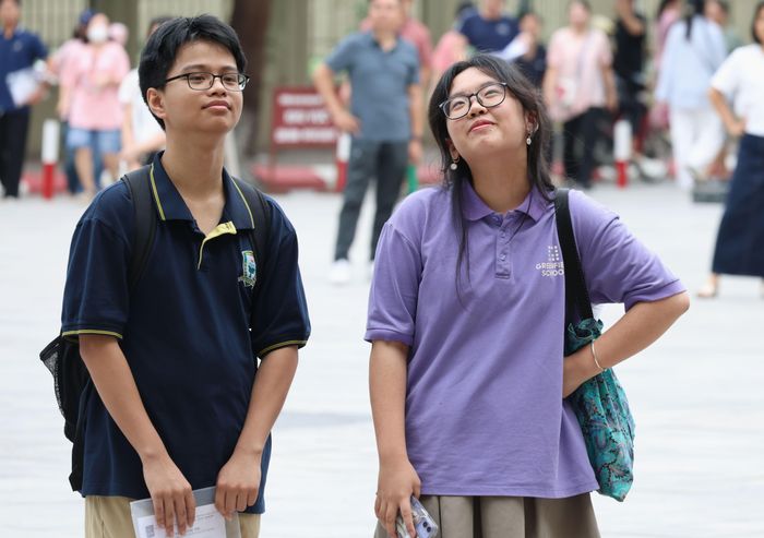 Thí sinh thi lớp 10 trường THPT chuyên Ngoại ngữ, ngày 7/6. Ảnh: Ngọc Bích.