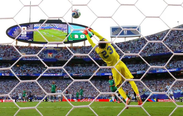  Các chuyên gia cho rằng trái bóng World Cup năm nay gây khó cho thủ môn. Ảnh: Reuters. 