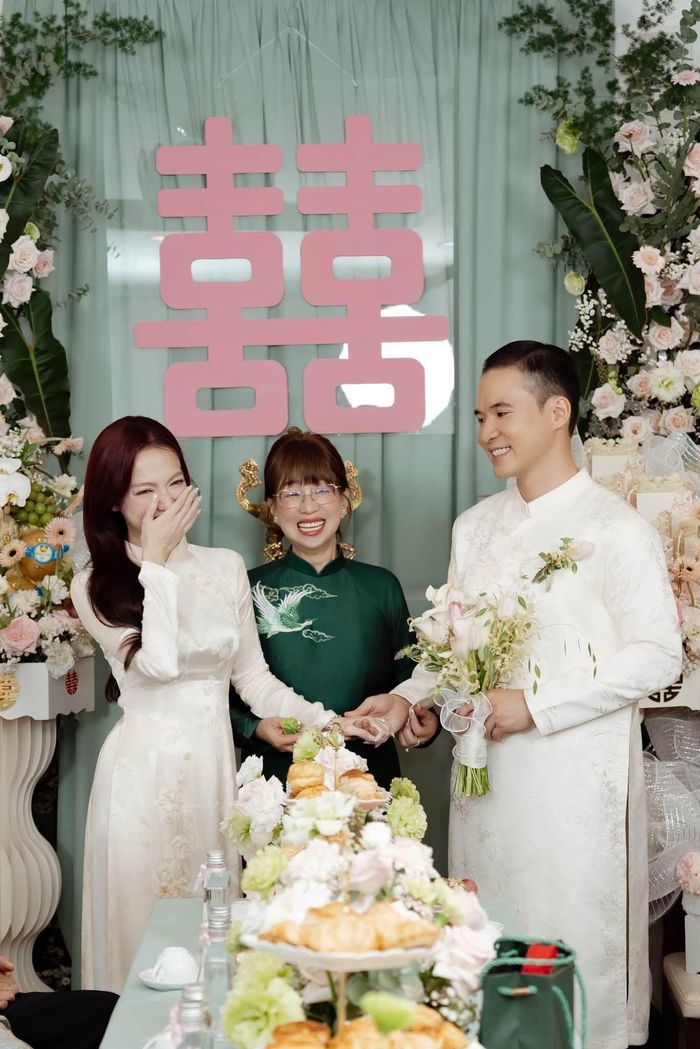  Khoảnh khắc hạnh phúc của đôi uyên ương trong lễ ăn hỏi. Theo chia sẻ của Xuân Nghi, cô được gia đình bên bên gia đình trao nhiều món quà giá trị như vòng vàng, lắc, nhẫn và đá quý. Nhiều đồng nghiệp và khán giả gửi lời chúc phúc tới Xuân Nghi và người bạn đời. 