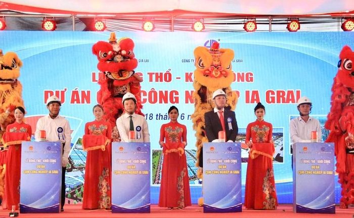 Lãnh đạo tỉnh Gia Lai cùng đại diện các đơn vị thực hiện nghi thức động thổ Dự án Cụm công nghiệp Ia Grai