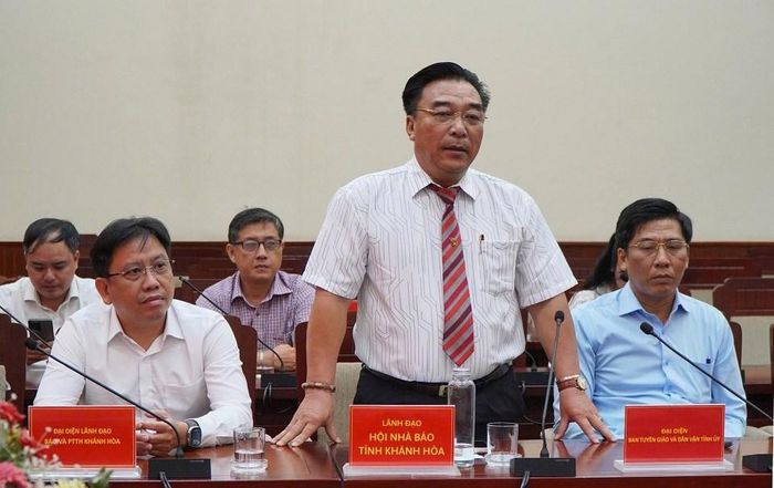 Ông Đoàn Minh Long - Chủ tịch Hội Nhà báo tỉnh Khánh Hòa phát biểu, kiến nghị một số vấn đề để công tác phối hợp tuyên truyền giữa các cơ quan báo chí và lực lượng Công an tỉnh đạt được hiệu quả cao trong thời gian tới