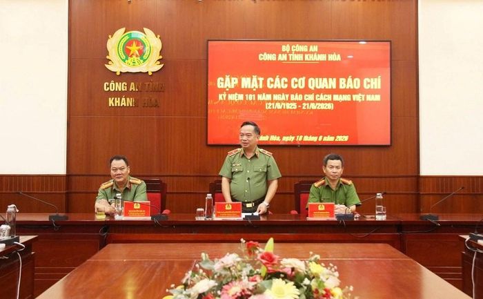 Thiếu tướng Nguyễn Hữu Phước - Giám đốc Công an chúc mừng các phóng viên, nhà báo nhân kỷ niệm 101 năm Ngày Báo chí Cách mạng Việt Nam