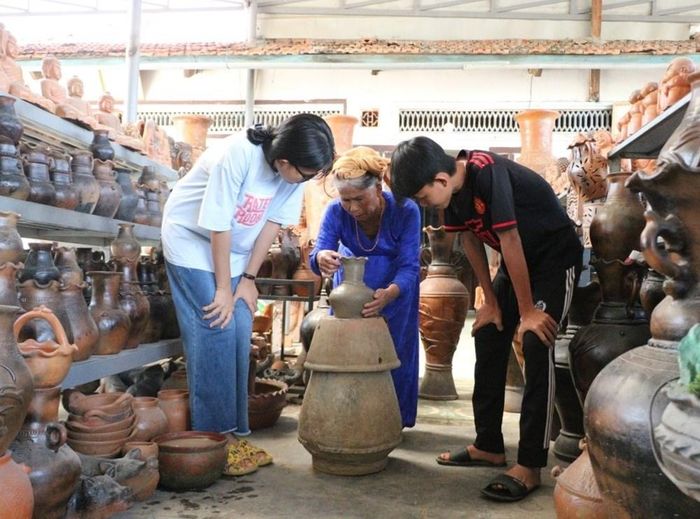 Nghệ nhân làm gốm Chăm trao truyền di sản cho thế hệ trẻ