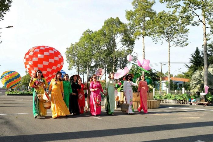 Người dân và du khách tham gia các hoạt động của Lễ hội
