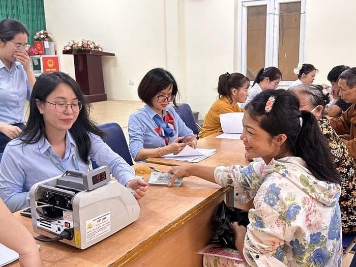 Người dân xã Đại Thanh nhận tiền bồi thường, hỗ trợ giải phóng mặt bằng dự án. Ảnh: Quyết Thắng
