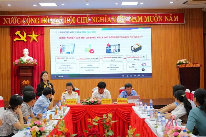 Đại diện Công ty MISA giới thiệu các giải pháp công nghệ hỗ trợ hộ kinh doanh trong quá trình chuyển đổi số