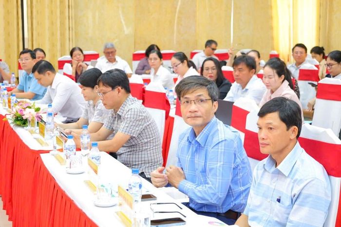 Đại diện các sở, ngành, hiệp hội doanh nghiệp cùng đông đảo hộ kinh doanh tham dự hội thảo