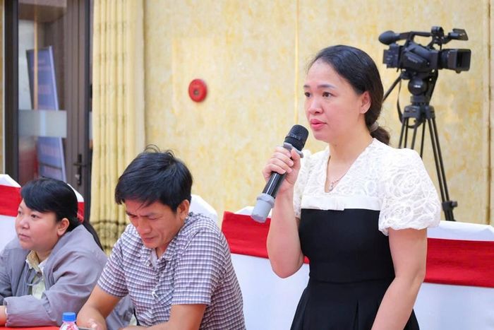 Nhiều câu hỏi thực tiễn liên quan đến thuế, hóa đơn và thủ tục chuyển đổi được các hộ kinh doanh nêu ra tại buổi đối thoại