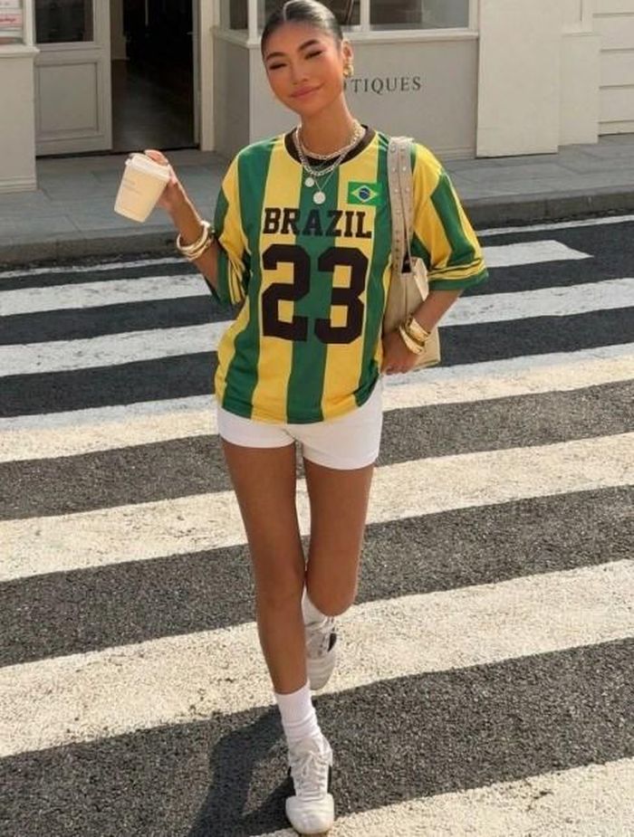 Theo WWW, thị trường áo cổ vũ bóng đá năm nay sôi động hơn kỳ World Cup trước. Tại Trung Quốc, nhiều người bình luận, chia sẻ phong cách áo đấu trên nền tảng Douyin. Taobao cũng ghi nhận lượt tìm kiếm và mua sắm áo bóng đá ngày càng tăng. Ảnh: Instagram bibia