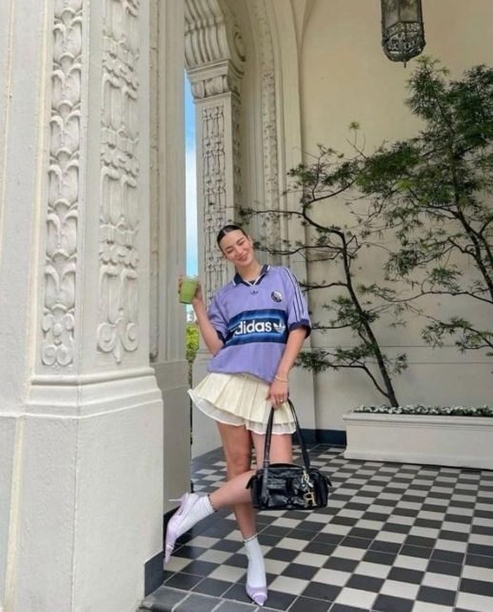 Dù không phải là fan của đội tuyển nào, nhiều bạn trẻ vẫn chọn hòa chung không khí World Cup bằng phong cách blokecore - mặc áo thi đấu bóng đá như trang phục thường. Ảnh: Instagram aurora
