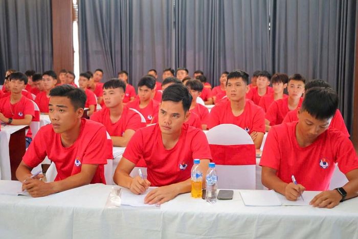 Học viên được cập nhật những điểm mới của Luật thi đấu mùa giải 2025/2026 và trao đổi các tình huống thực tế trong công tác điều hành trận đấu