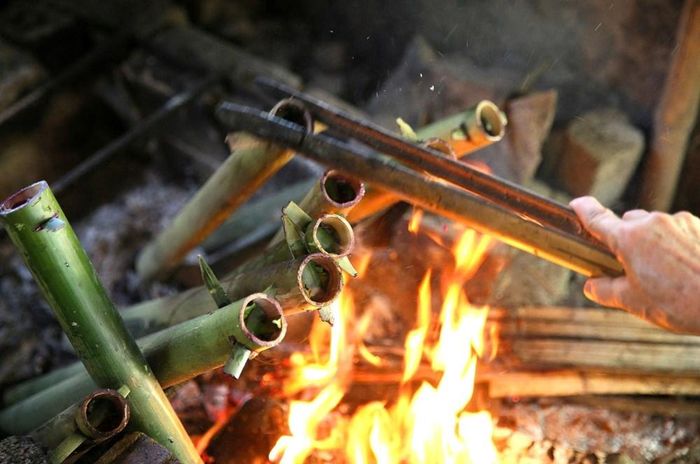 Cơm lam, món ăn dân dã nhưng chứa đựng nét tinh túy của văn hóa bản địa. Gạo nếp được vo sạch, cho vào ống tre non rồi nướng trên bếp than hồng đến khi tỏa hương thơm ngào ngạt. Khi thưởng thức, lớp cơm dẻo mềm quyện cùng vị bùi béo của muối vừng tạo nên hương vị mộc mạc mà khó quên