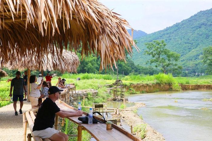 Những cọn nước quay nhịp nhàng giữa núi rừng xanh mát là hình ảnh đặc trưng khiến nhiều du khách quốc tế thích thú khám phá. Khung cảnh thanh bình, gần gũi với thiên nhiên mang đến cho du khách những trải nghiệm khó quên khi đến với Khu du lịch Bá Thước, Thanh Hóa