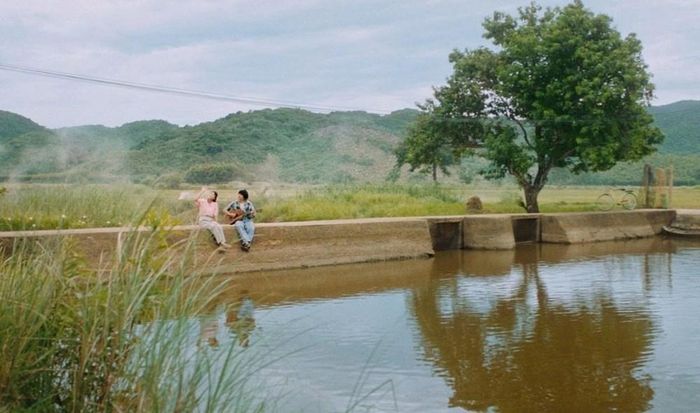 Bài hát "Chỉ chừng đó thôi" được sáng tác khá lâu nhưng "sốt" trở lại khi ca khúc được tái hiện trong phim "Hẹn em ngày nhật thực"