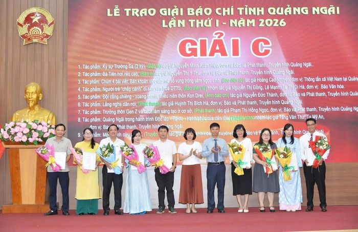 Ban Tổ chức trao giải C cho các tác giả, nhóm tác giả