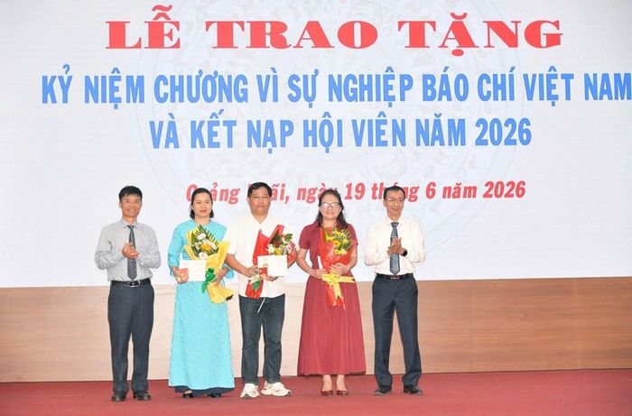 Trao Kỷ niệm chương “Vì sự nghiệp báo chí Việt Nam” cho các hội viên có nhiều đóng góp đối với sự nghiệp báo chí cách mạng