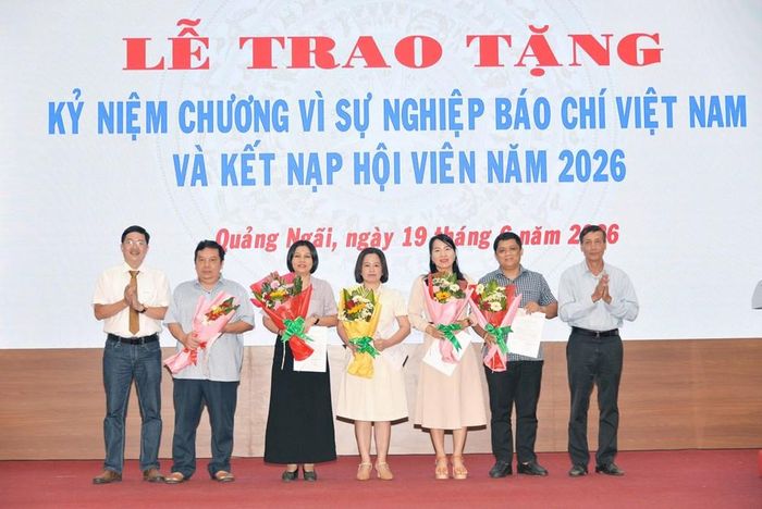 Trao quyết định kết nạp và thẻ hội viên Hội Nhà báo Việt Nam cho các hội viên mới