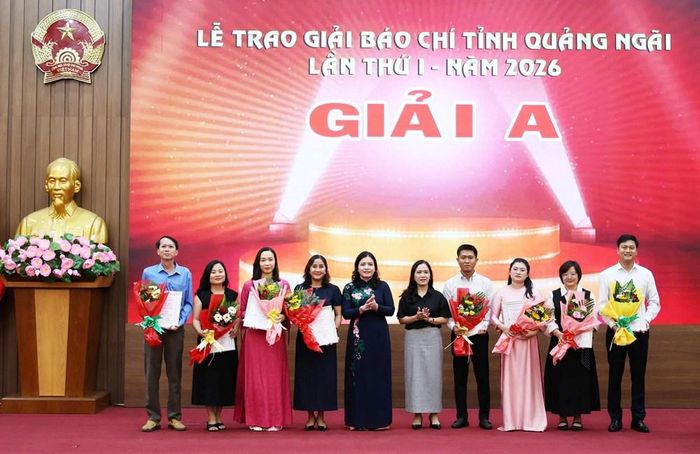 Ban Tổ chức trao giải A cho các tác giả, nhóm tác giả có tác phẩm báo chí xuất sắc