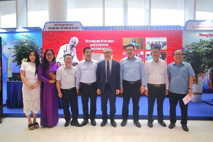 Thứ trưởng Phan Tâm chụp hình lưu niệm cùng Liên chi hội Nhà báo Bộ VHTTDL