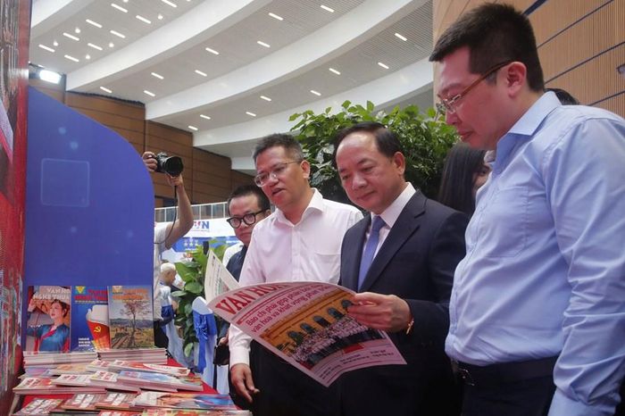 Trưởng Ban Tuyên giáo và Dân vận Trung ương Trịnh Văn Quyết tham quan gian hàng của Liên chi hội Nhà báo Bộ VHTTDL