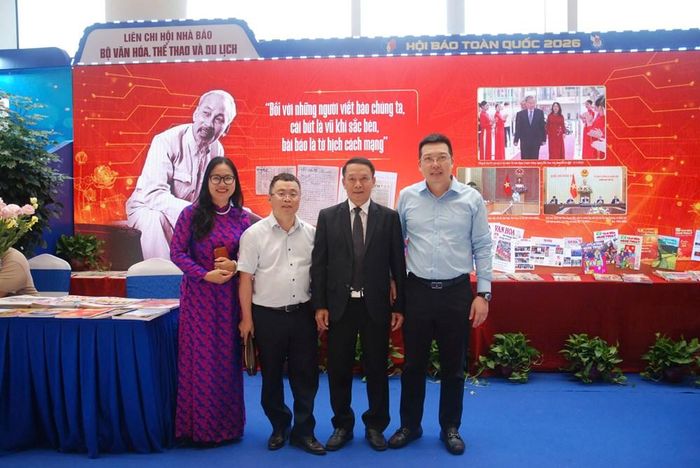Phó Chủ tịch Thường trực Hội Nhà báo Việt Nam Nguyễn Đức Lợi tham quan gian hàng Liên chi hội Nhà báo Bộ VHTTDL