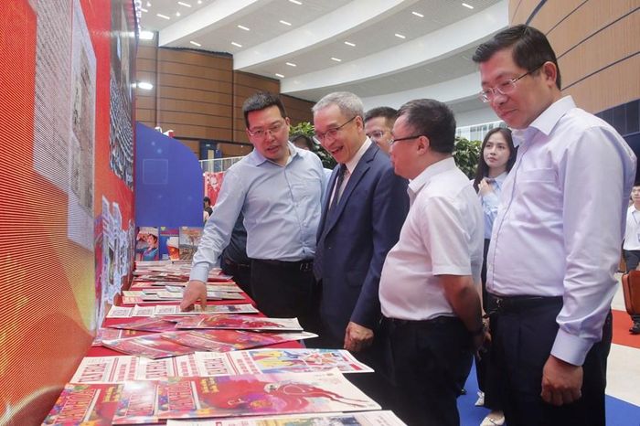 Thứ trưởng Phan Tâm tham quan gian hàng Liên chi hội Nhà báo Bộ VHTTDL