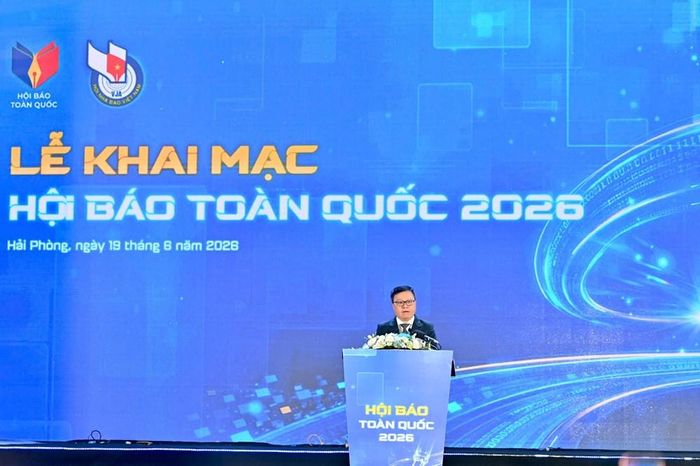 Ủy viên Trung ương Đảng, Tổng Biên tập Báo Nhân Dân, Phó Trưởng Ban Tuyên giáo và Dân vận Trung ương, Chủ tịch Hội Nhà báo Việt Nam Lê Quốc Minh phát biểu khai mạc Hội Báo toàn quốc 2026