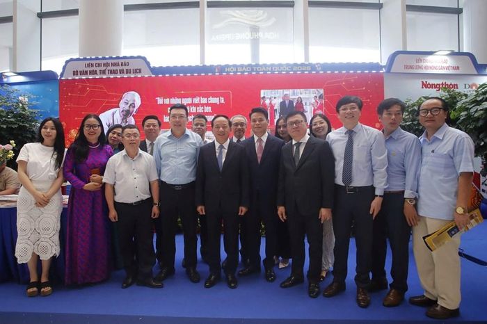 Trưởng Ban Tuyên giáo và Dân vận Trung ương Trịnh Văn Quyết; Tổng Biên tập Báo Nhân Dân, Phó Trưởng Ban Tuyên giáo và Dân vận Trung ương, Chủ tịch Hội Nhà báo Việt Nam Lê Quốc Minh; Phó Trưởng Ban Tuyên giáo và Dân vận Trung ương Trần Thanh Lâm; Tổng Biên tập Tạp chí Cộng sản Dương Trung Ý; Bí thư Thành ủy Hải Phòng Lê Ngọc Châu; Thứ trưởng Bộ VHTTDL Phan Tâm chụp hình lưu niệm cùng Liên chi hội Nhà báo Bộ VHTTDL