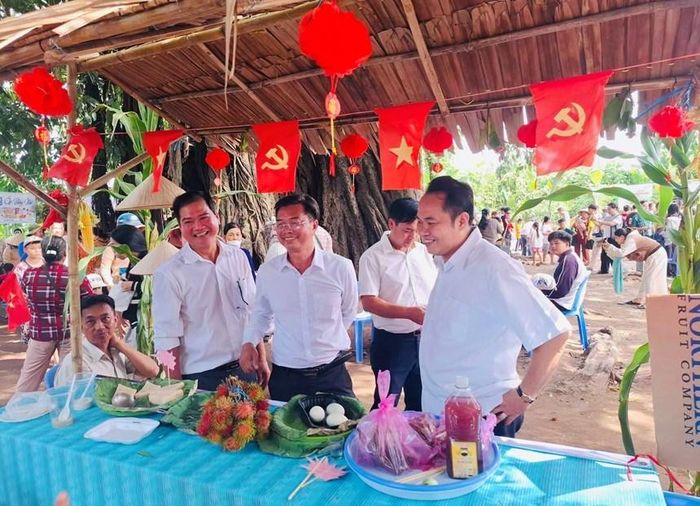 Đại biểu, du khách tham quan các gian hàng