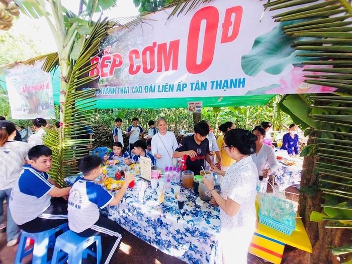 Nhiều học sinh đến với gian hàng bếp cơm 0 đồng